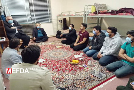 بازدید شبانه و سرزده رئیس دانشگاه علوم پزشکی اصفهان از خوابگاه‌های دانشجویی به روایت تصویر