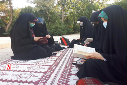 برگزاری محفل انس با قرآن کریم توسط کانون زمر دانشگاه در فضای مجازی و همچنین به صورت حضوری در محل گلستان شهدای اصفهان همزمان برگزار شد.